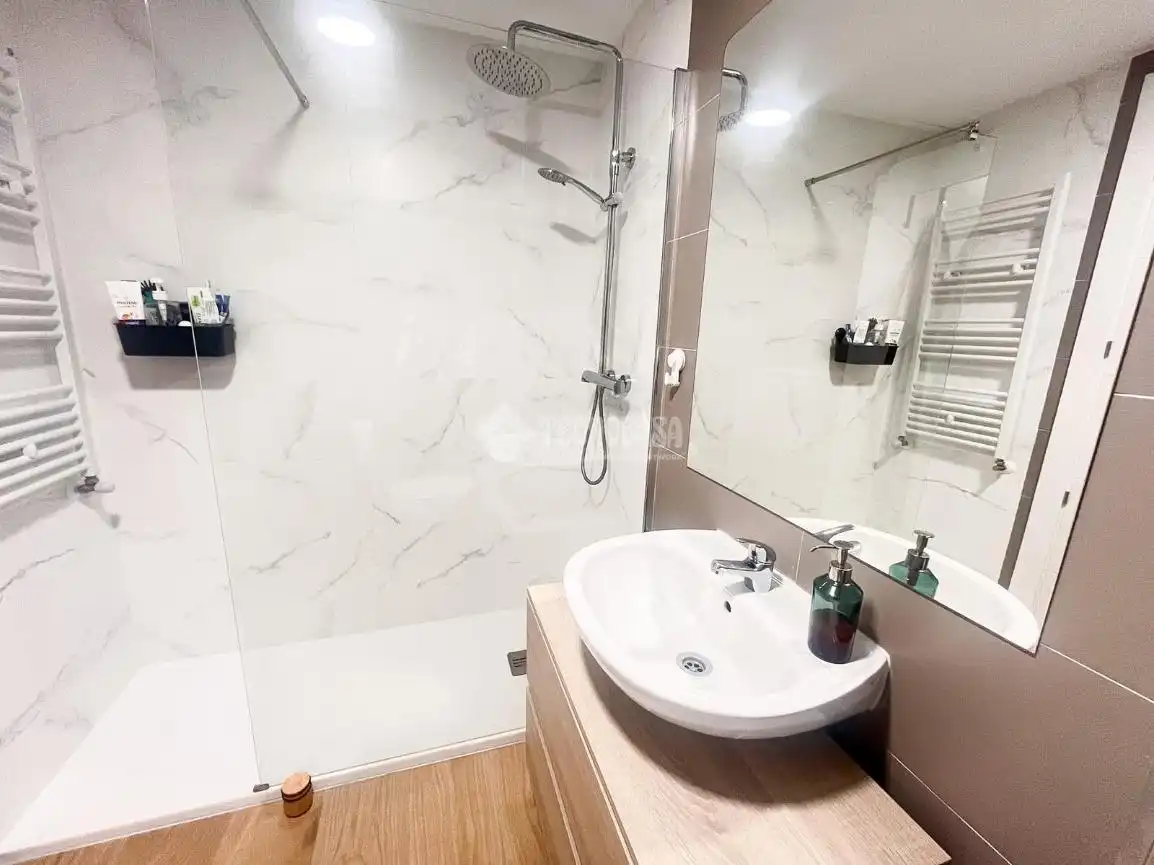Baño de Piso en venta en Navalcarnero con Aire acondicionado, Trastero y Piscina comunitaria