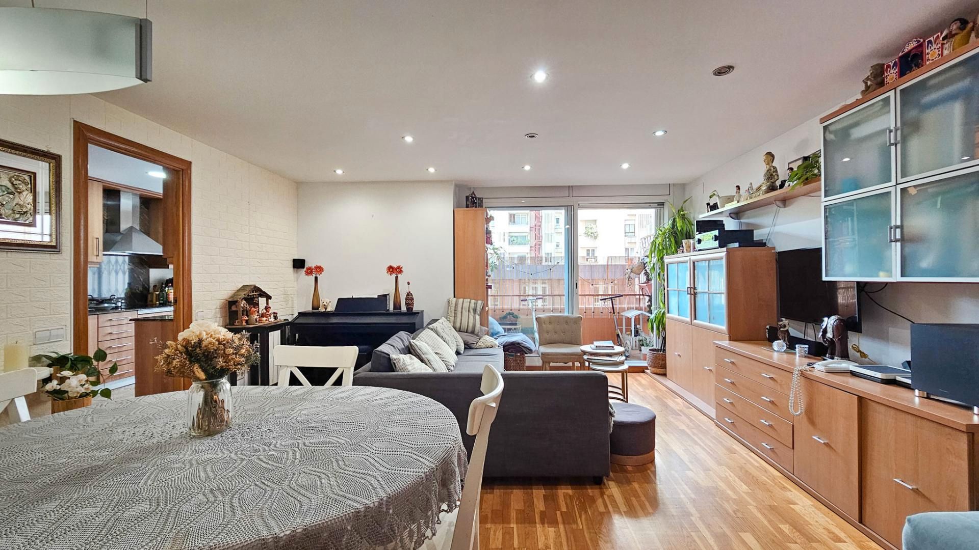 Sala d'estar de Pis en venda en  Barcelona Capital amb Aire condicionat, Calefacció i Parquet