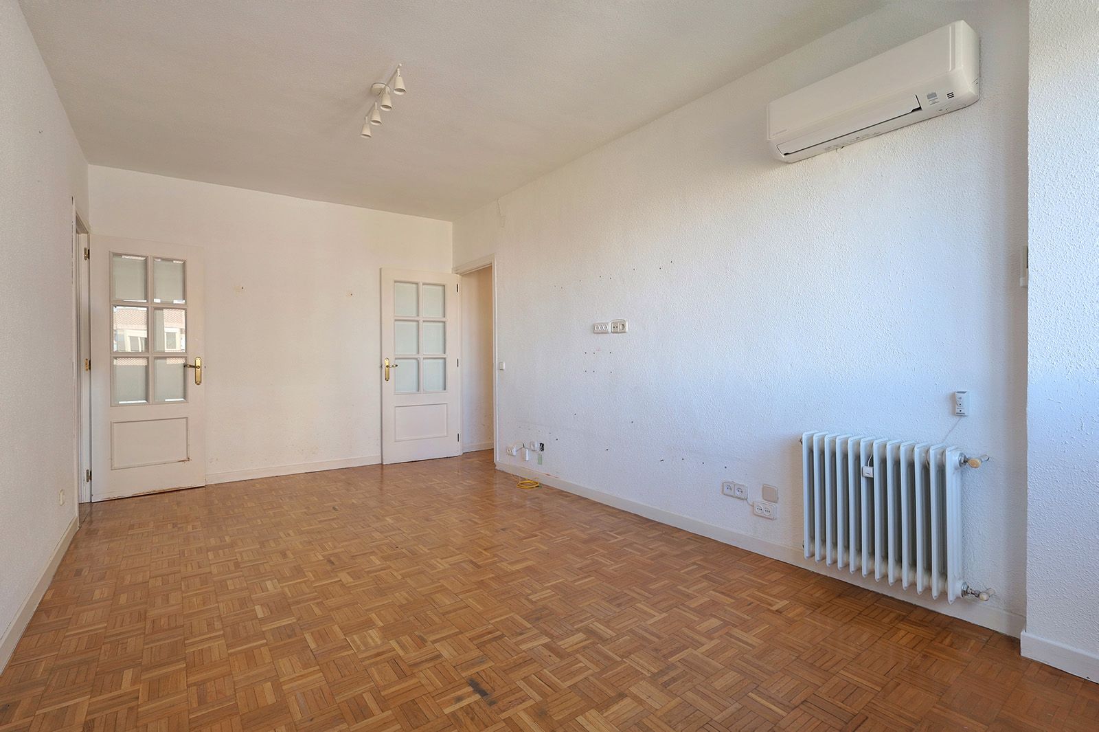 Living room of Flat for sale in  Madrid Capital  with Air Conditioner, Heating and Oven