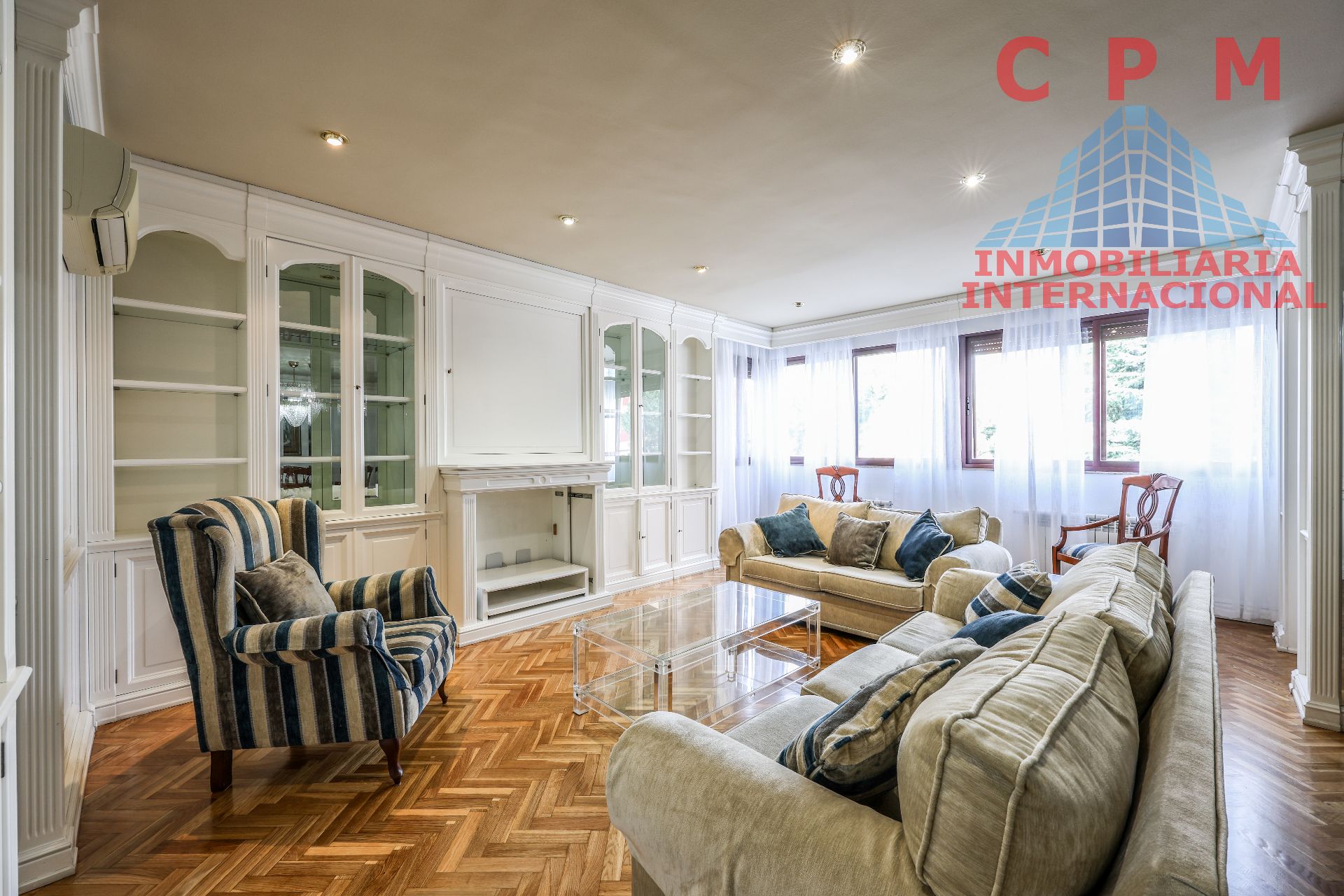 Living room of Flat for rent in  Madrid Capital  with Air Conditioner, Heating and Parquet flooring