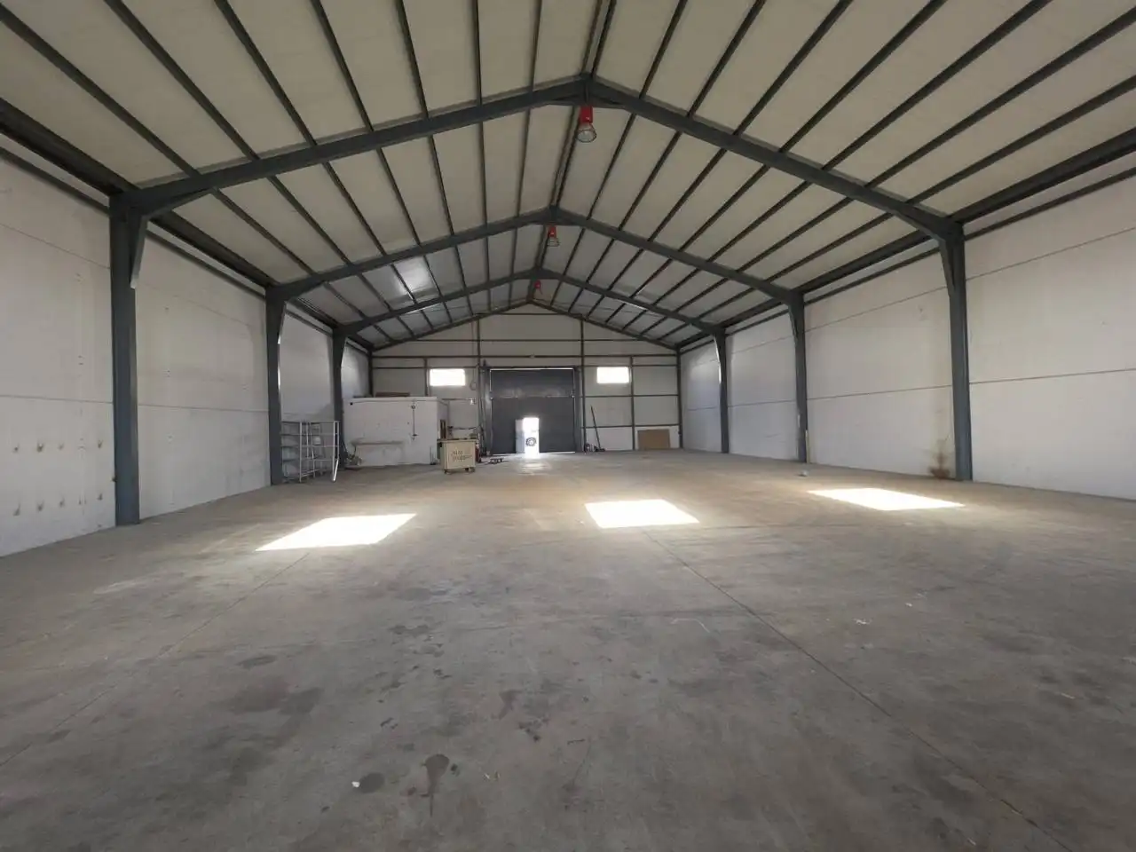Außenansicht von Fabrikhallen zur Miete in Albacete