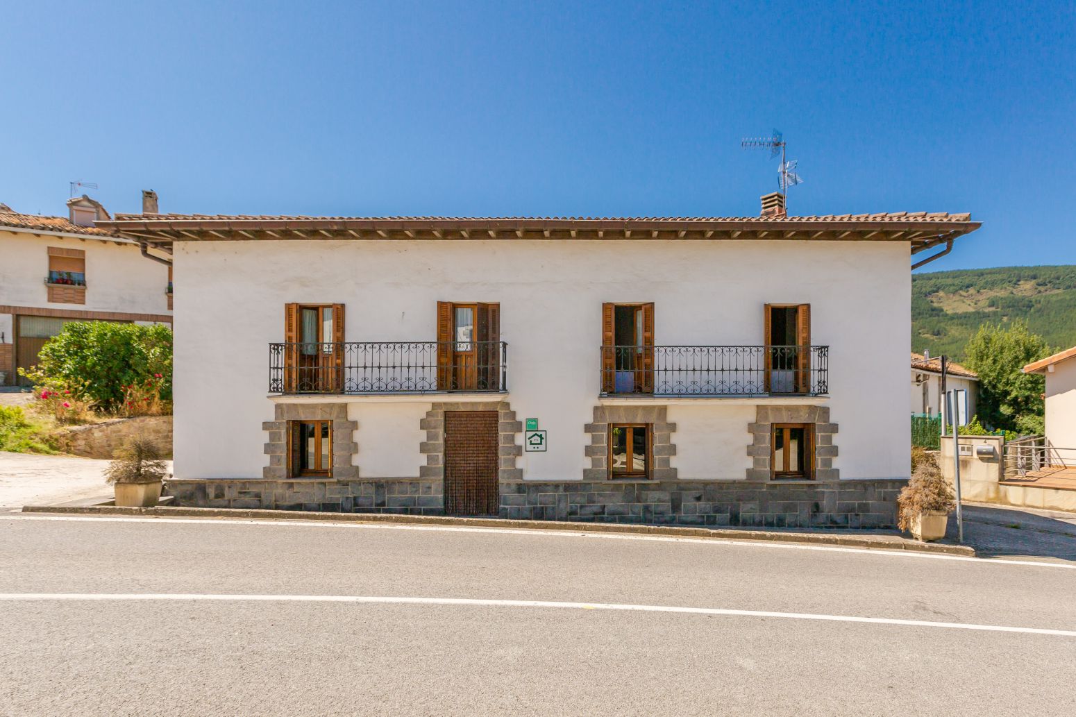 Vista exterior de Casa o xalet en venda en Lónguida / Longida amb Calefacció, Jardí privat i Moblat