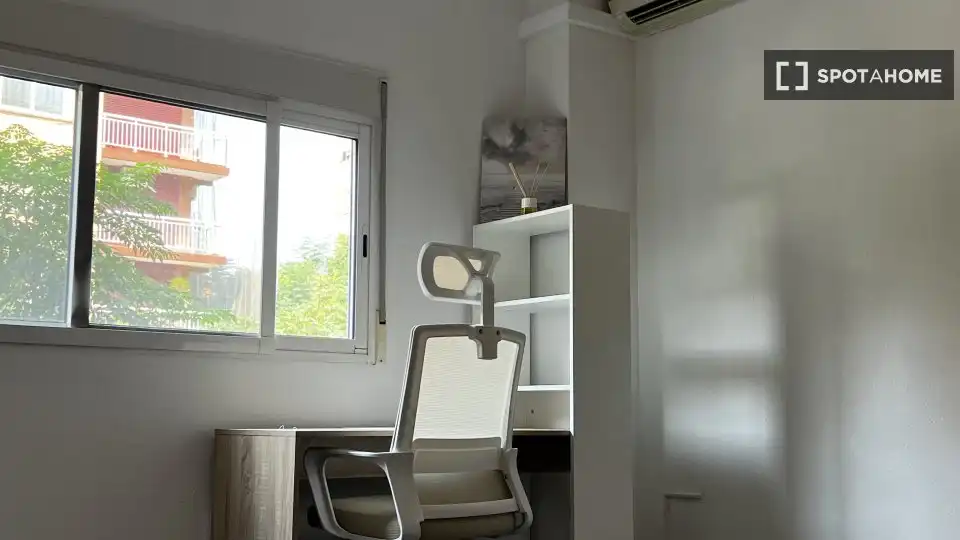 Flat for rent in Valencia  with Air Conditioner, Heating and Furnished