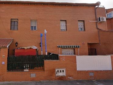 Doppelhaushälfte zum Verkauf in Calle SEGOVIA 13