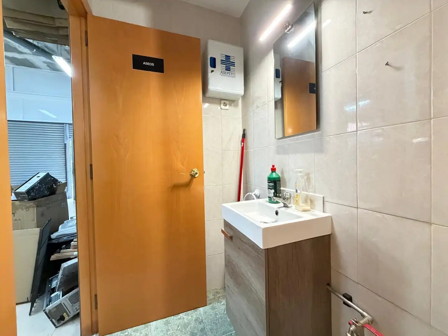 Bany de Local de lloguer en Viladecans