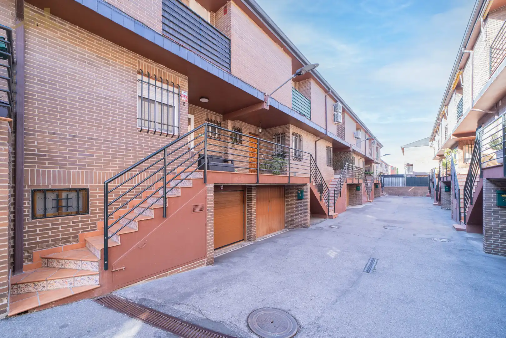 Vista exterior de Casa adosada en venda en Boadilla del Monte amb Aire condicionat, Calefacció i Jardí privat