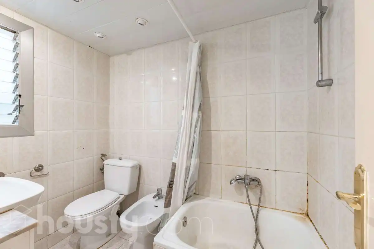 Bathroom of Flat for sale in Barcelona