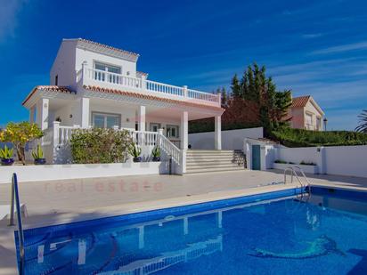 Vista exterior de Casa o xalet en venda en Vélez-Málaga amb Aire condicionat, Terrassa i Piscina