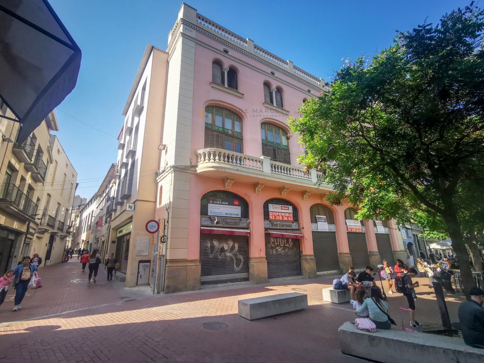 Vista exterior de Edifici en venda en Terrassa