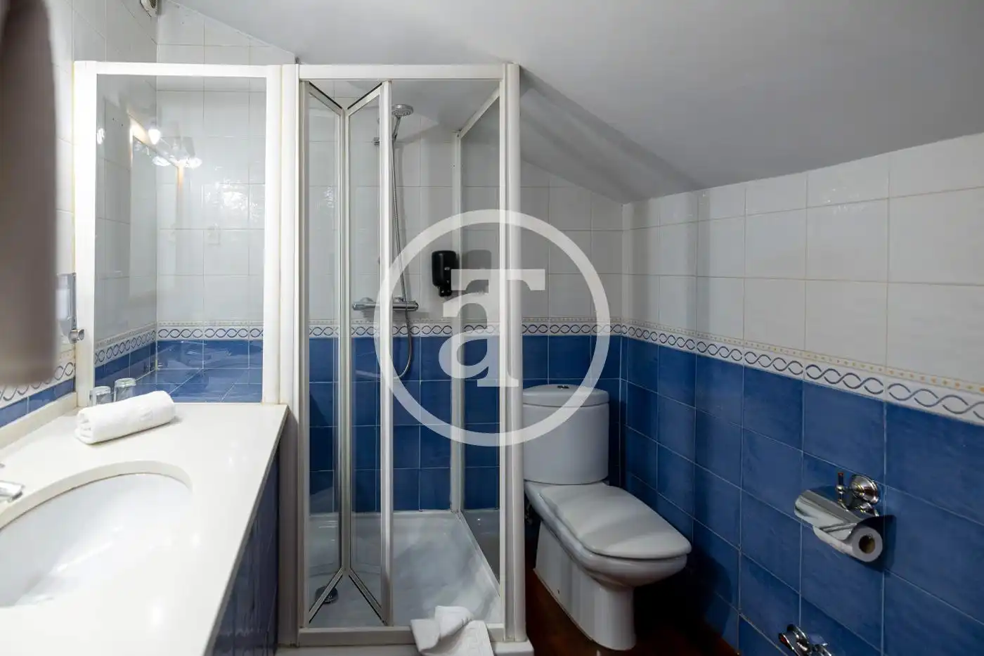Baño de Ático de alquiler en Madrid con Aire acondicionado, Calefacción y Amueblado
