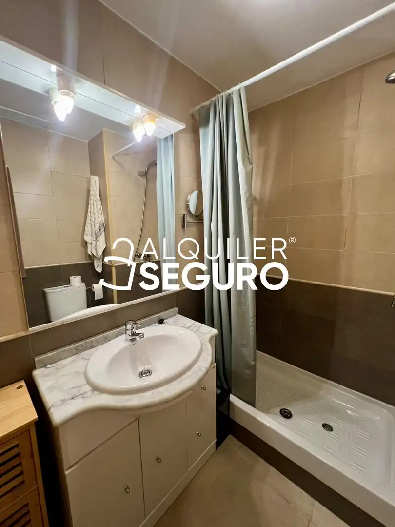 Bathroom of Flat for rent in Madrid  with Air Conditioner, Heating and Swimming Pool