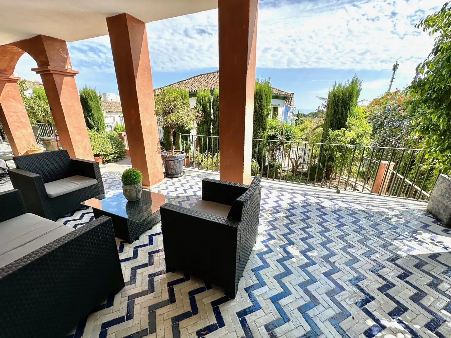 Terrasse von Einfamilien-Reihenhaus zum Verkauf in Marbella mit Klimaanlage, Privatgarten und Terrasse