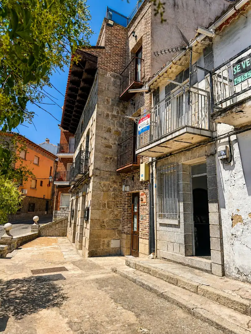 Vista exterior de Casa adosada en venda en El Hoyo de Pinares 