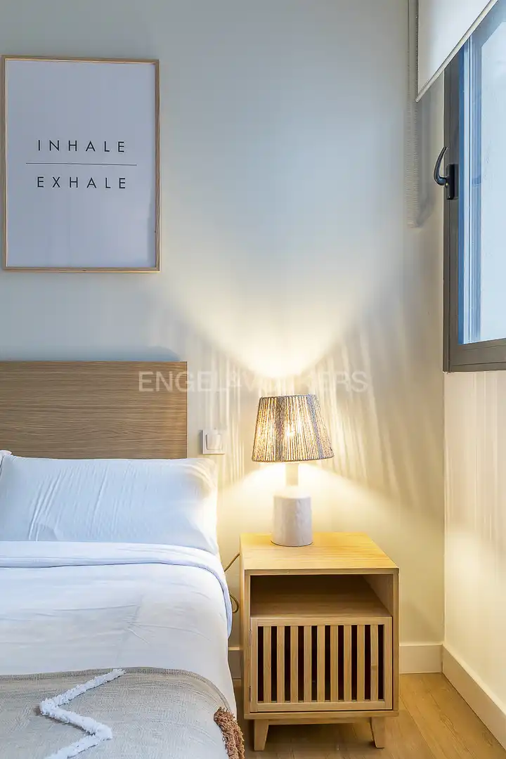 Dormitori de Apartament de lloguer en Madrid amb Aire condicionat, Calefacció i Moblat