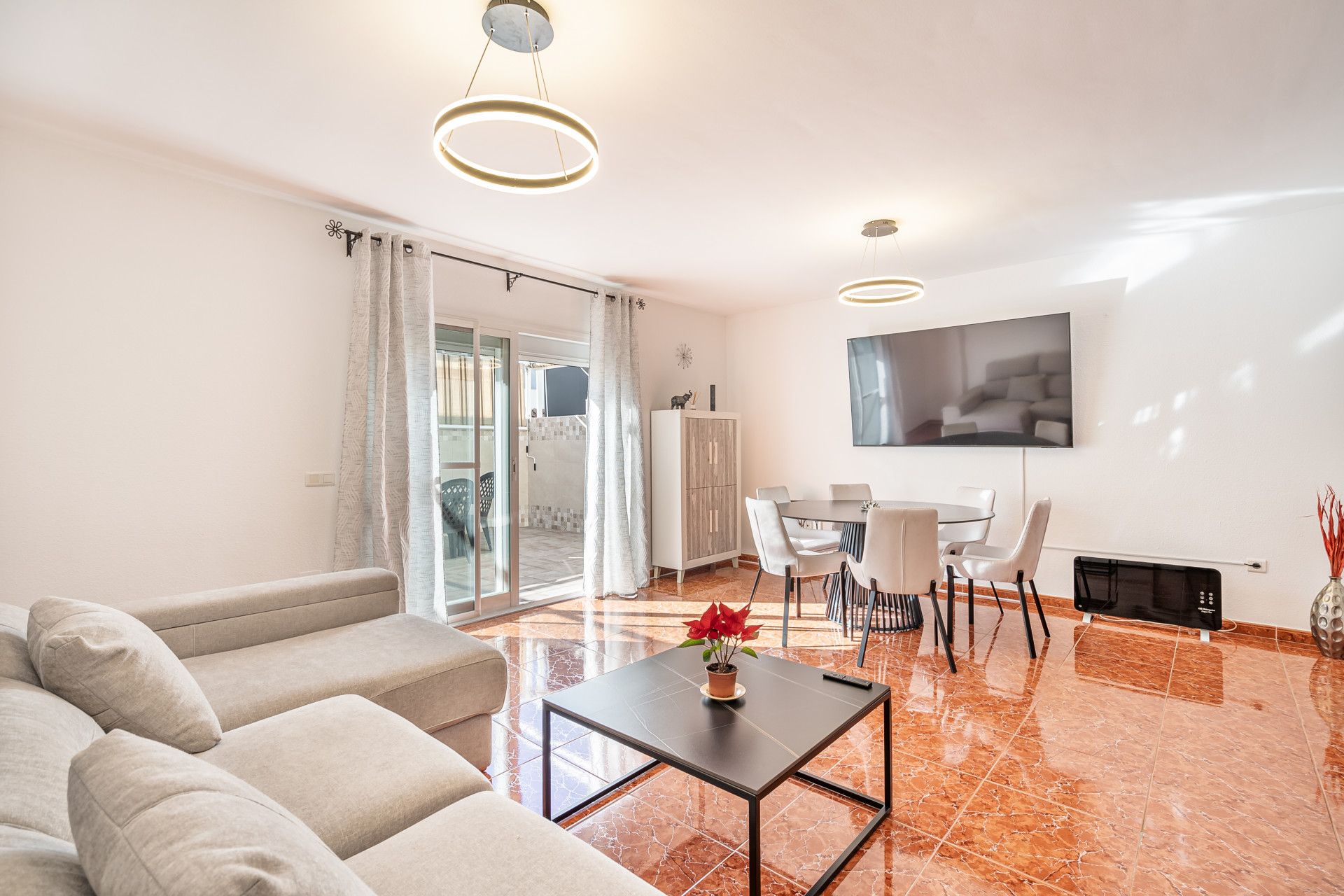 Living room of Single-family semi-detached for sale in Estepona  with Air Conditioner and Terrace