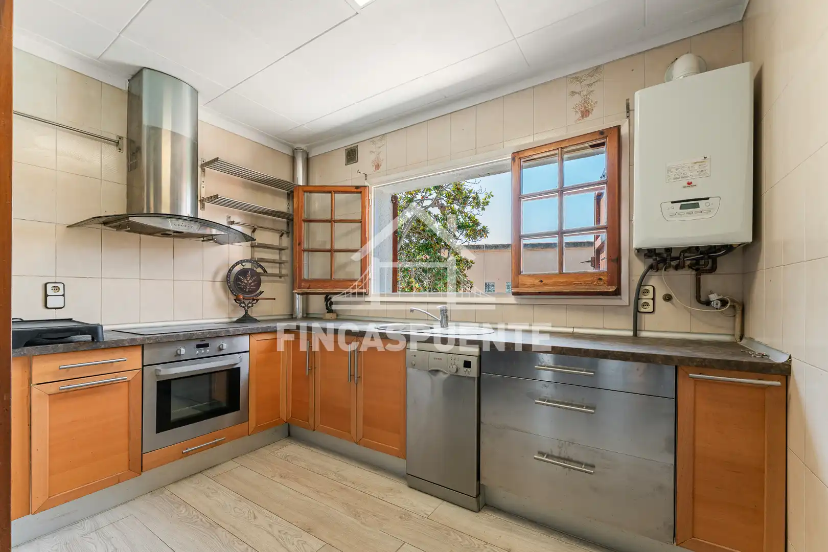 Cocina de Casa o chalet en venta en Tiana con Jardín privado, Terraza y Piscina