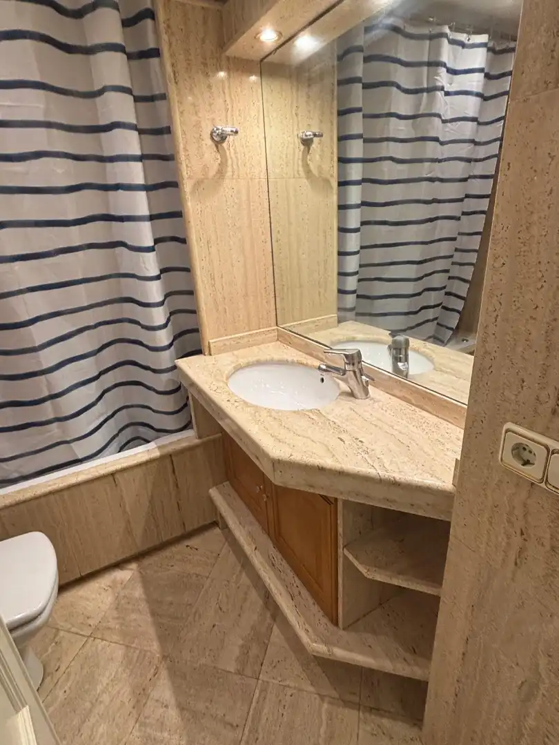 Badezimmer von Wohnung zur Miete in Valencia mit Klimaanlage, Heizung und Möbliert
