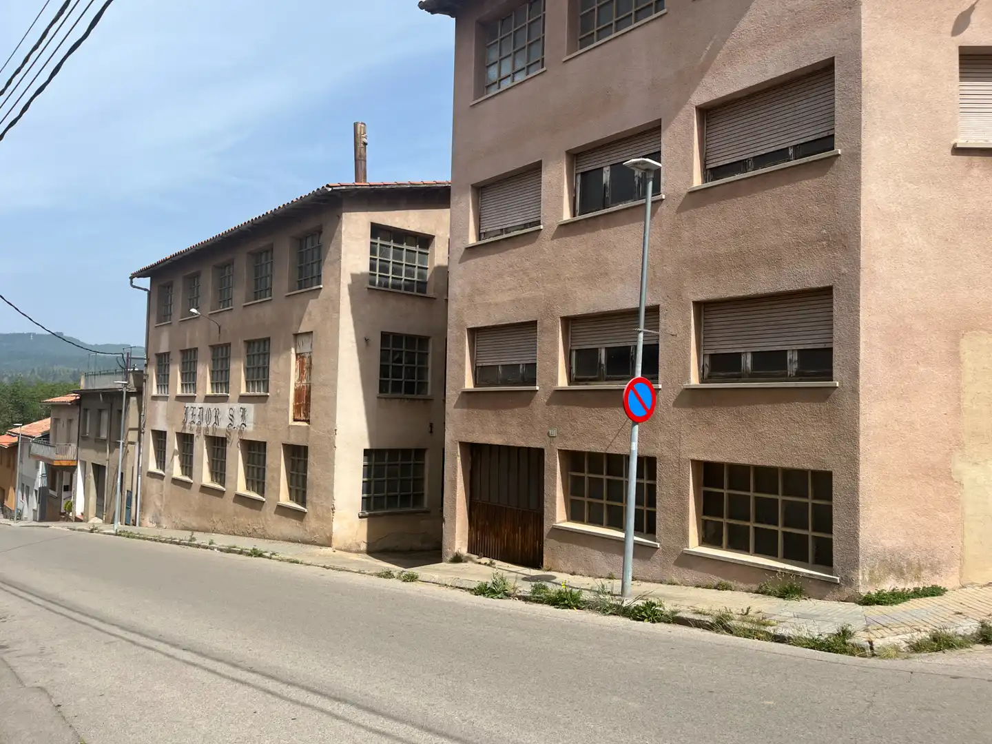 Industrial building with lift for sale in Carrer Joan Serras