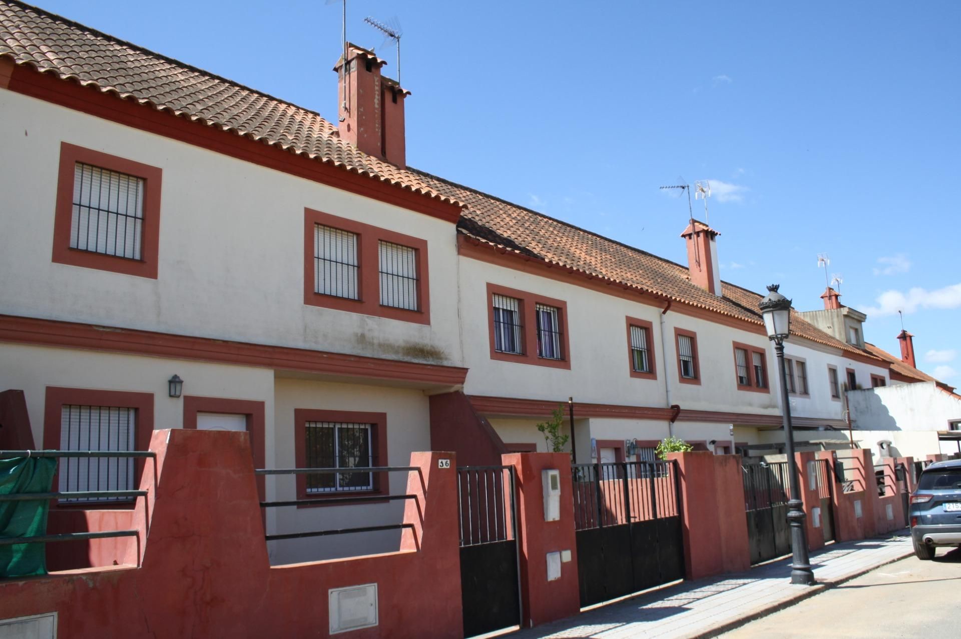 Vista exterior de Casa adosada en venda en Carrión de los Céspedes amb Terrassa