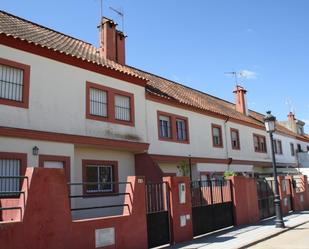 Vista exterior de Casa adosada en venda en Carrión de los Céspedes amb Terrassa