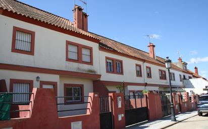 Vista exterior de Casa adosada en venda en Carrión de los Céspedes amb Terrassa