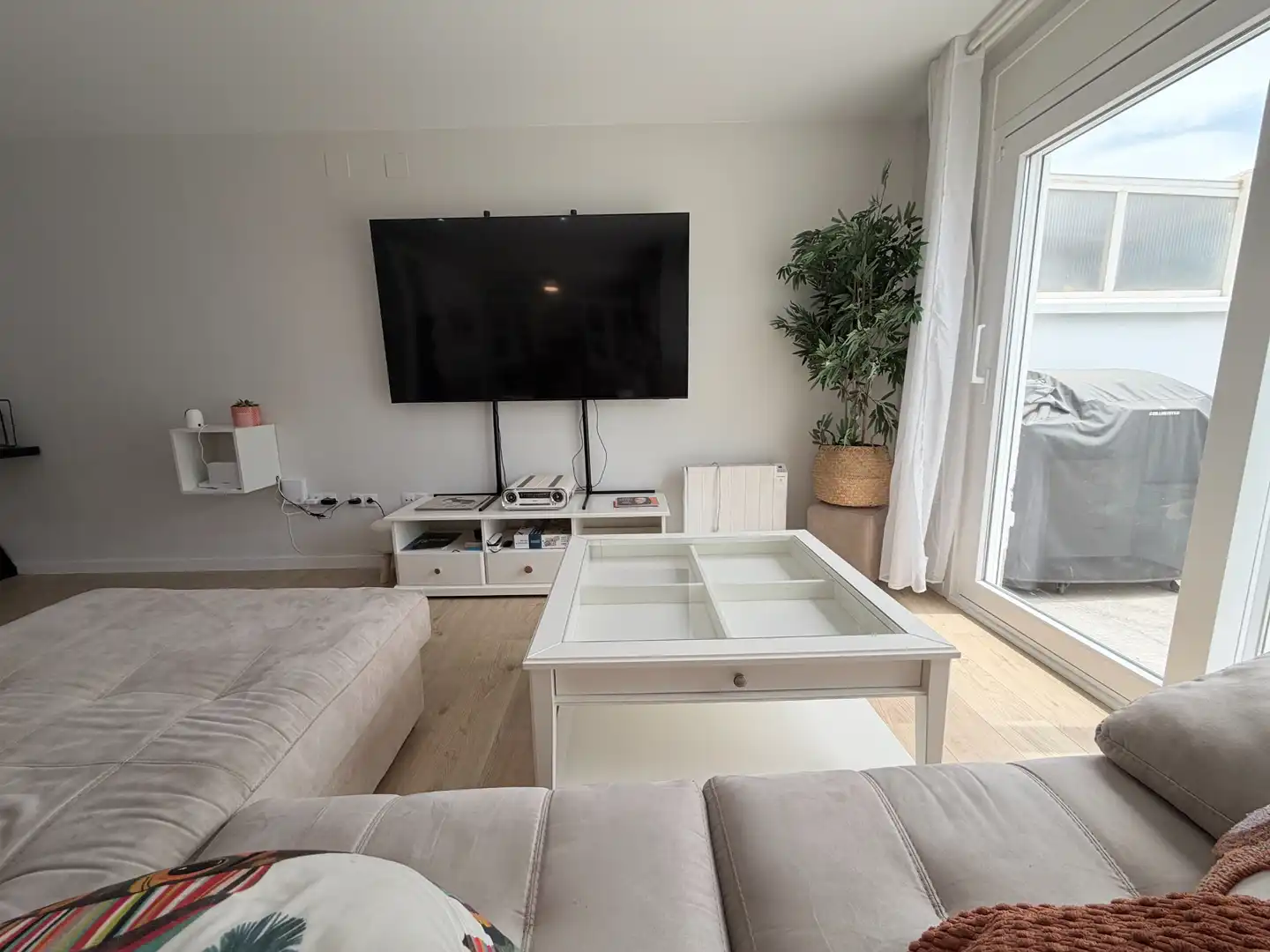 Sala de estar de Casa adosada en venta en Espartinas con Aire acondicionado, Jardín privado y Parquet