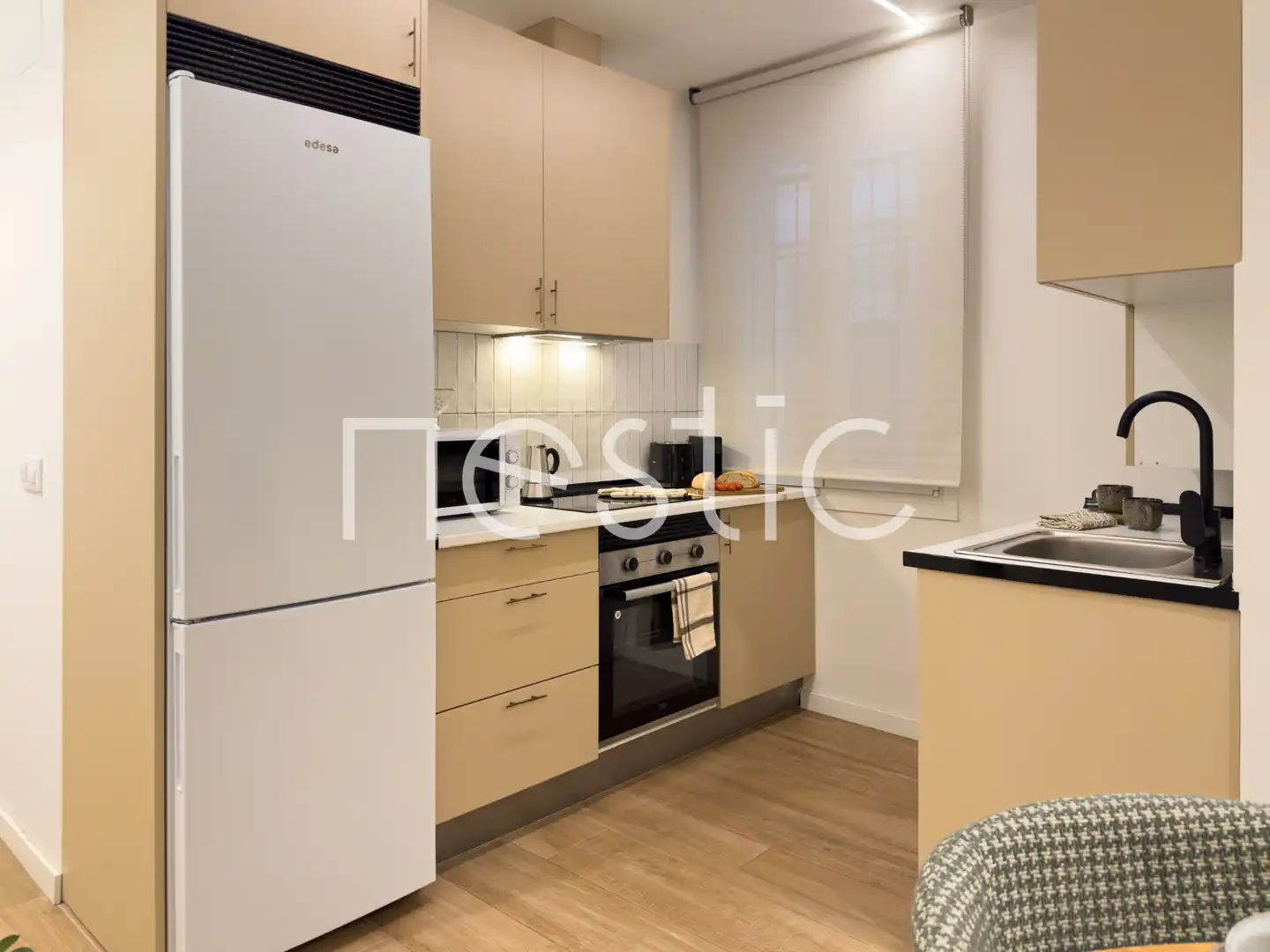 Cuina de Apartament de lloguer en Madrid amb Aire condicionat, Calefacció i Moblat