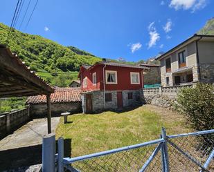 Vista exterior de Casa o xalet en venda en Lena amb Calefacció, Jardí privat i Terrassa