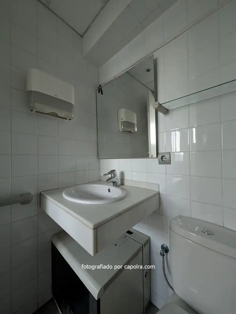 Baño de Oficina de alquiler en Barcelona con Aire acondicionado, Calefacción y Terraza