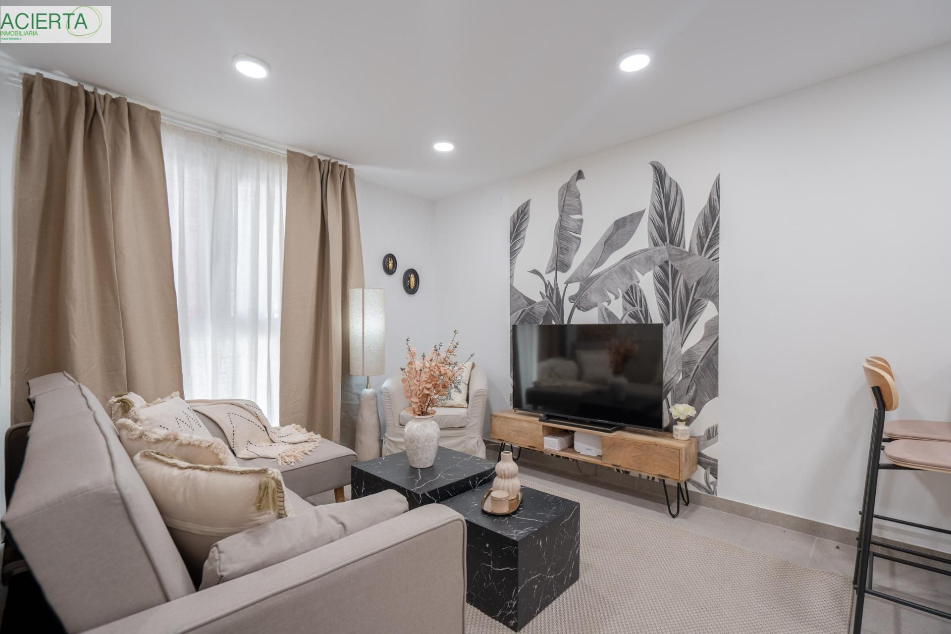 Living room of Flat for sale in  Granada Capital  with Air Conditioner and Parquet flooring