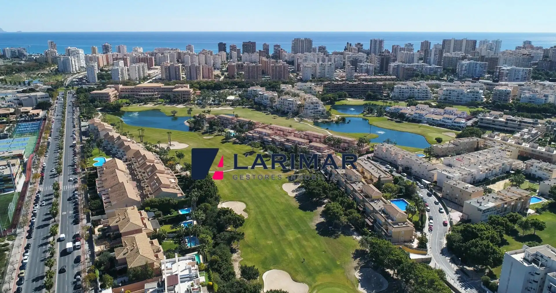 Vista exterior de Casa adosada en venta en Alicante / Alacant con Aire acondicionado, Jardín privado y Terraza