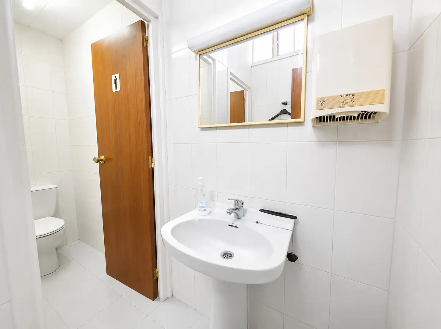 Badezimmer von Geschaftsraum zum Verkauf in Castellar del Vallès mit Klimaanlage und Alarm
