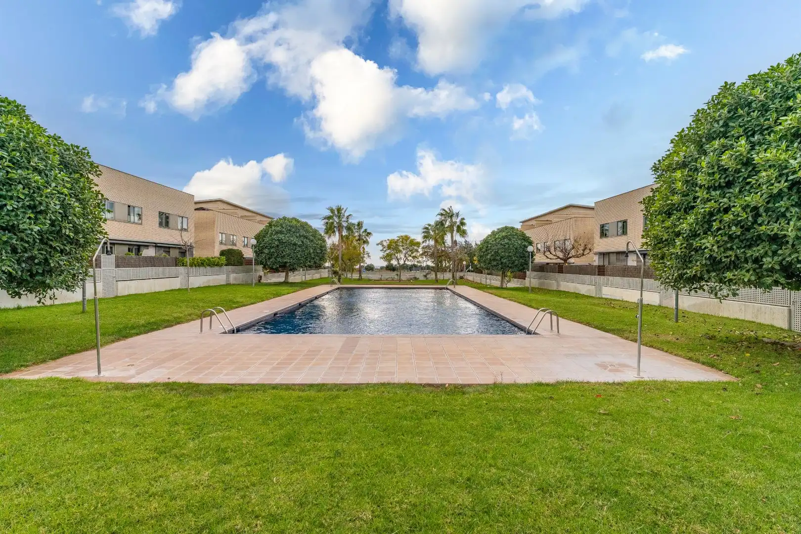 Piscina de Casa adosada en venta en Montbrió del Camp con Aire acondicionado, Calefacción y Jardín privado