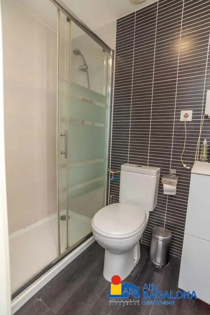 Baño de Piso en venta en Badalona con Aire acondicionado, Calefacción y Jardín privado