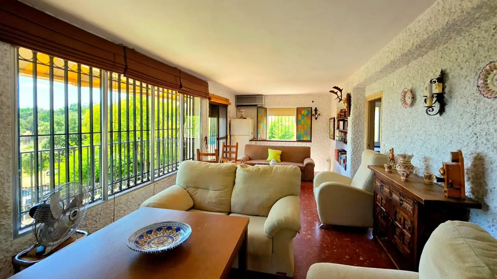 Sala d'estar de Casa o xalet en venda en Guillena amb Aire condicionat, Piscina i Moblat