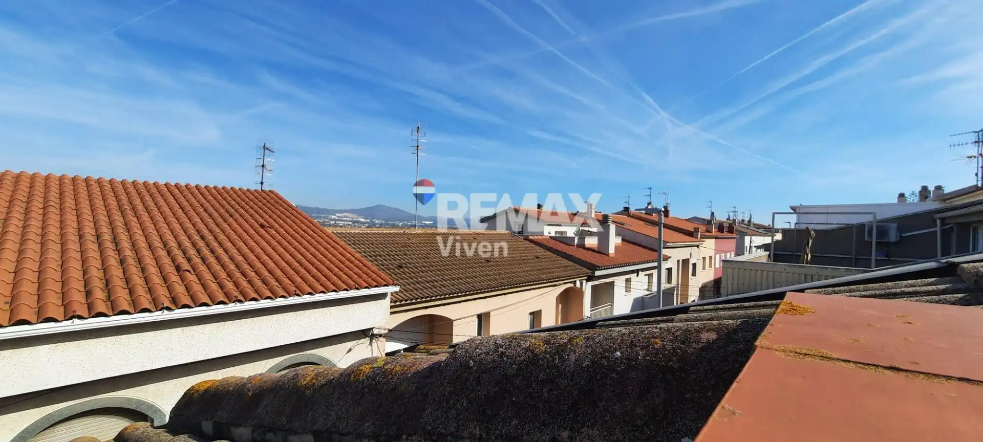 Vista exterior de Casa adosada en venda en Vilanova i la Geltrú amb Aire condicionat, Jardí privat i Terrassa