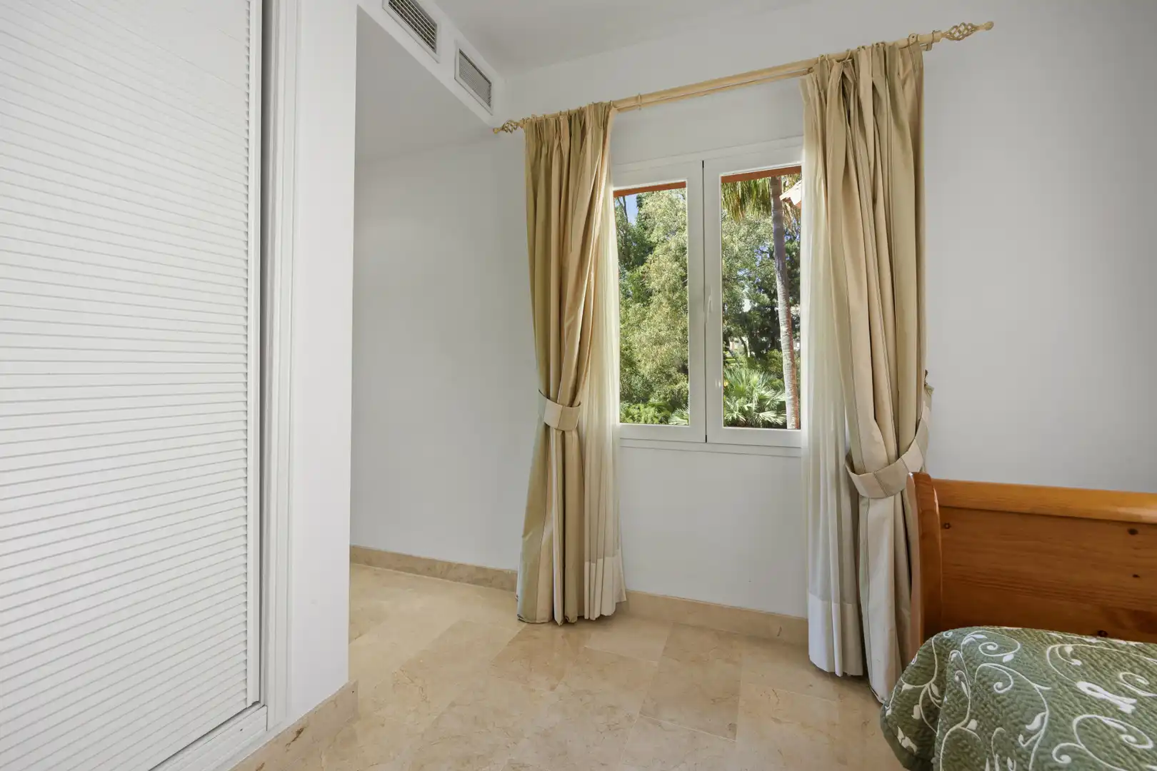 Habitación de Apartamento en venta en Marbella con Aire acondicionado, Terraza y Piscina