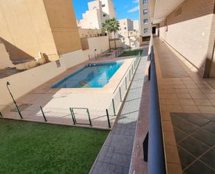 Piscina de Pis de lloguer en Roquetas de Mar amb Aire condicionat, Terrassa i Balcó