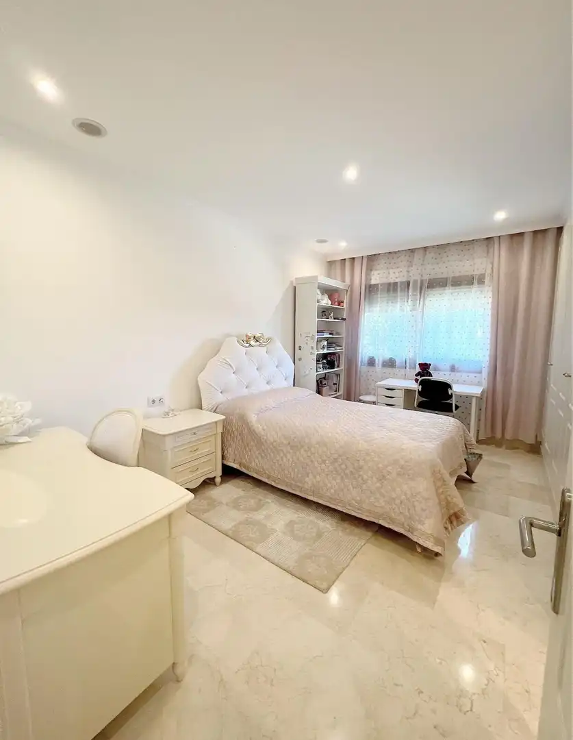 Dormitori de Apartament de lloguer en Marbella amb Aire condicionat, Terrassa i Traster