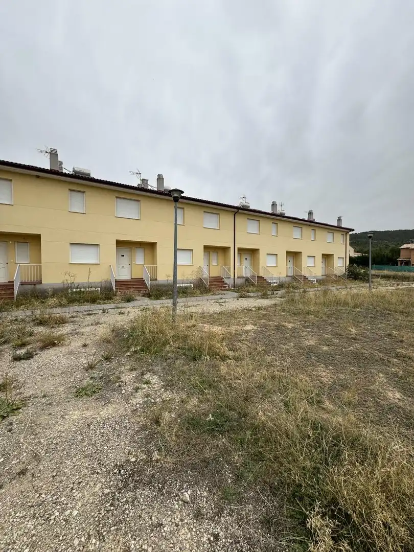 Vista exterior de Casa adosada en venda en Albalate de Zorita amb Calefacció, Jardí privat i Internet