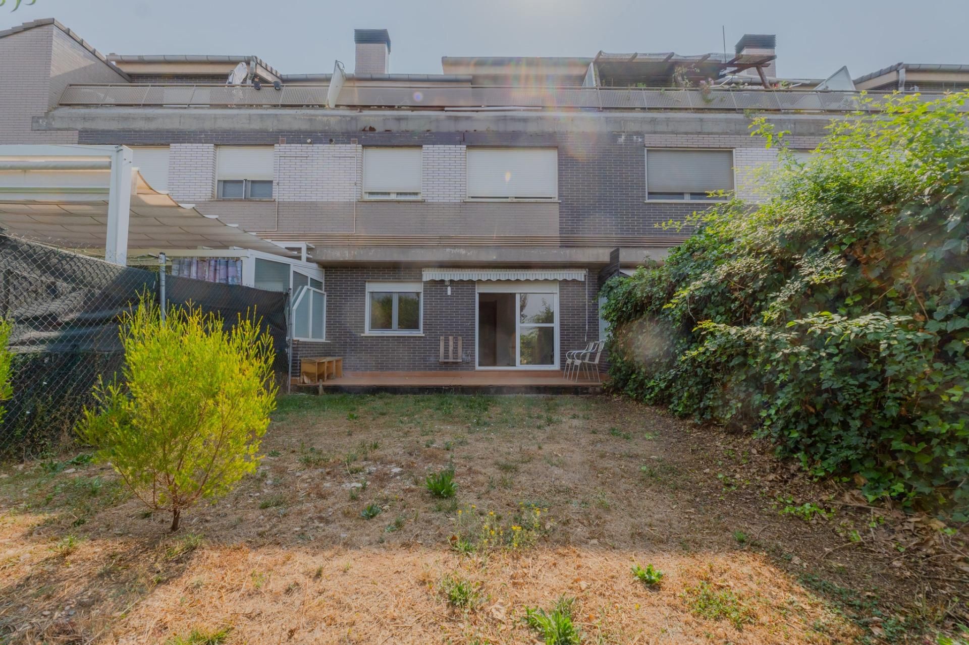 Vista exterior de Planta baixa en venda en Villamediana de Iregua amb Calefacció, Jardí privat i Parquet