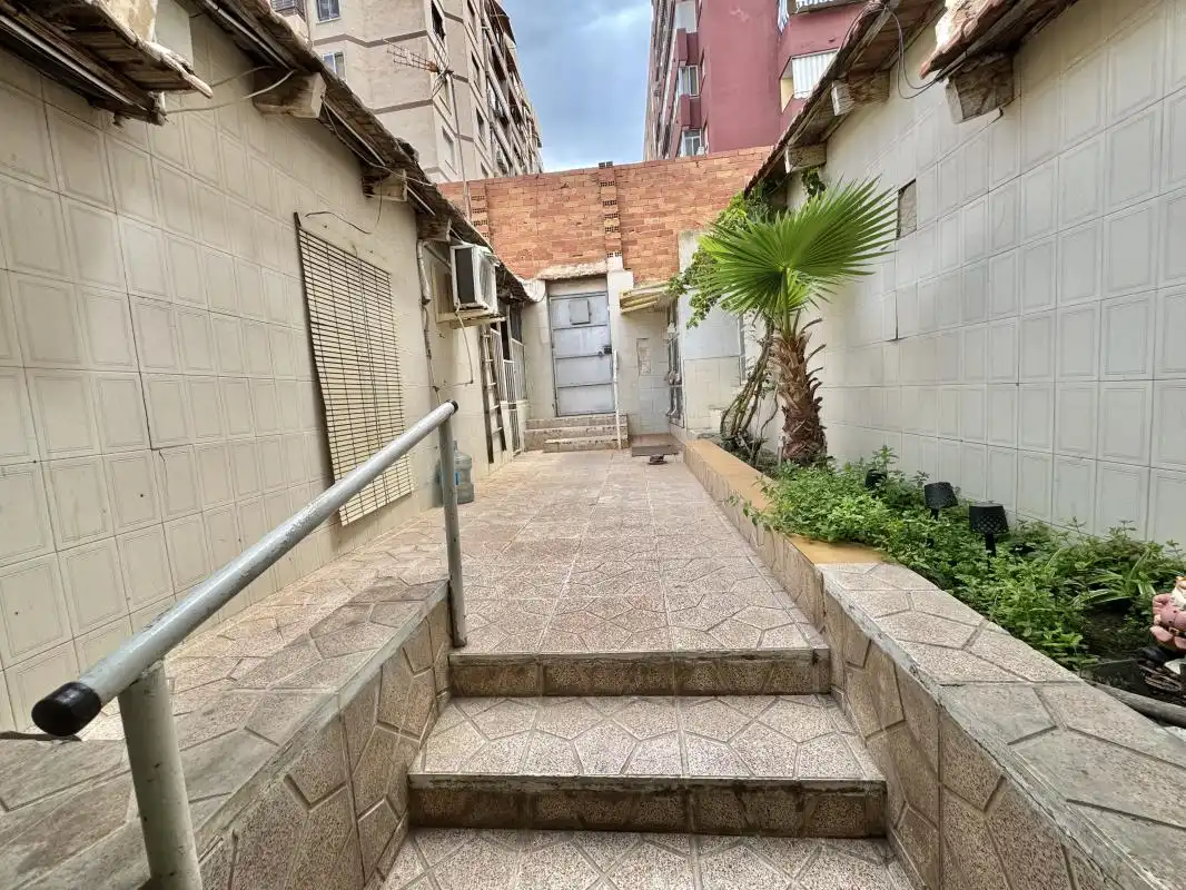 Vista exterior de Edifici en venda en Alicante / Alacant