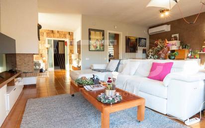 Sala d'estar de Casa o xalet en venda en Cerdanyola del Vallès