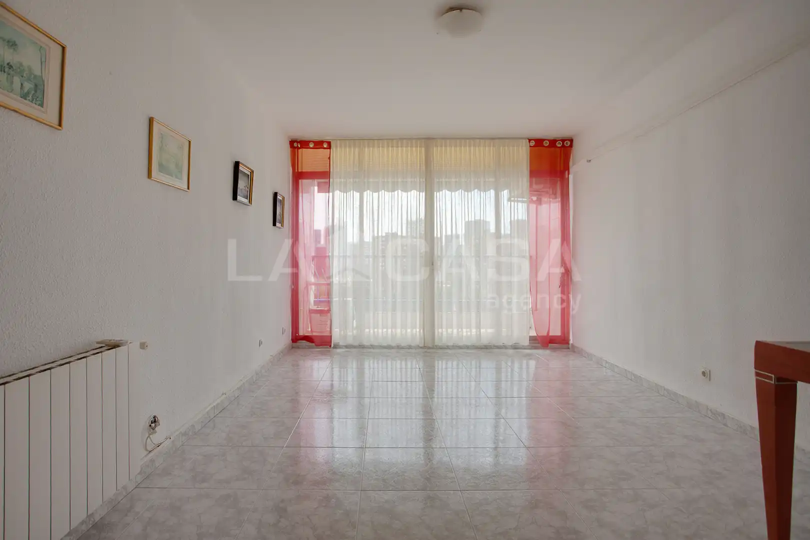 Sala de estar de Piso en venta en L'Hospitalet de Llobregat con Calefacción y Balcón