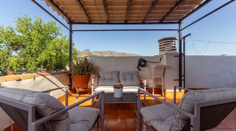 Amplio adosado con 4 dormitorios, gran sótano, patio con barbacoa y paneles solares