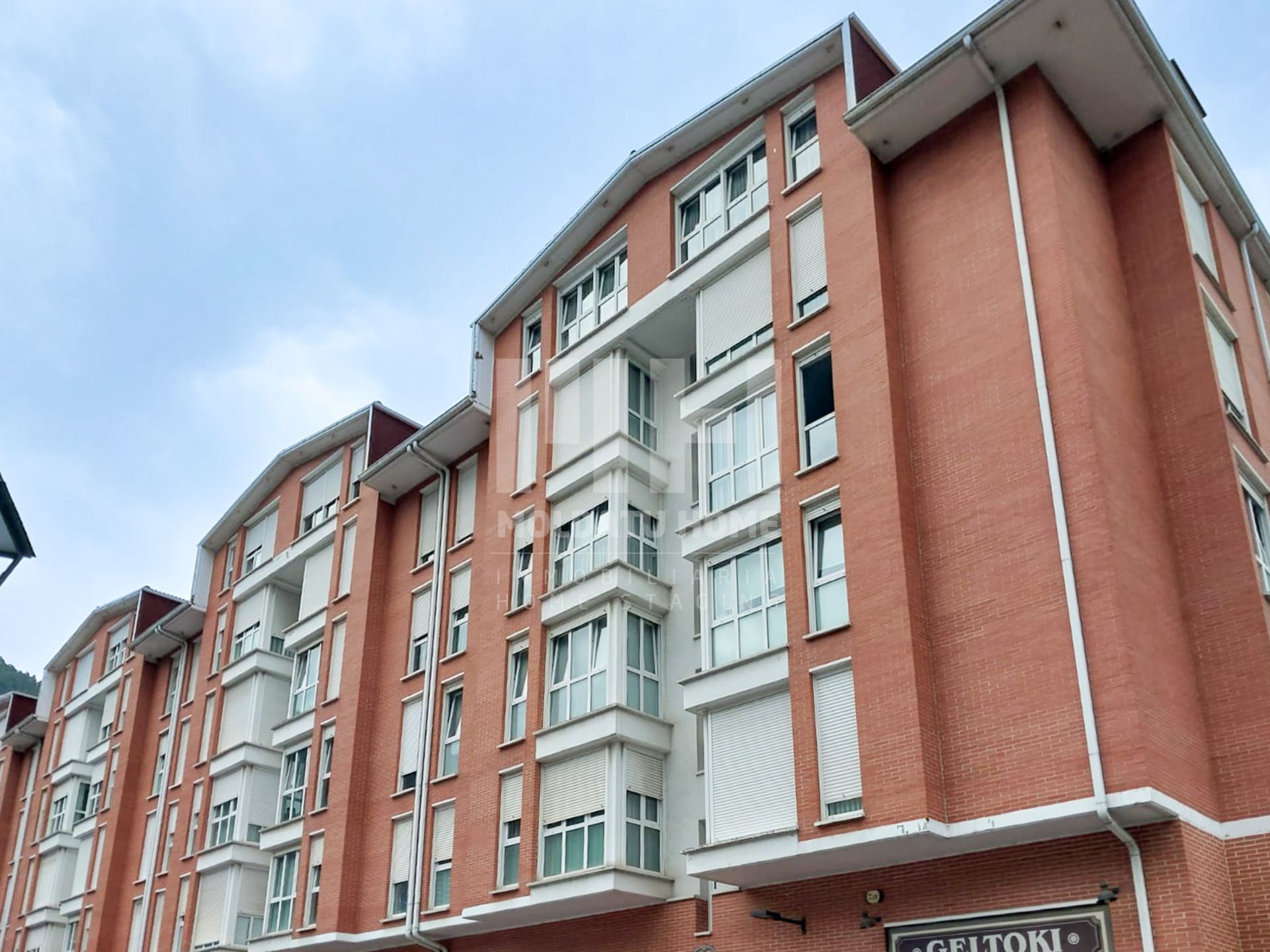 Außenansicht von Wohnung zum verkauf in Alonsotegi mit Heizung