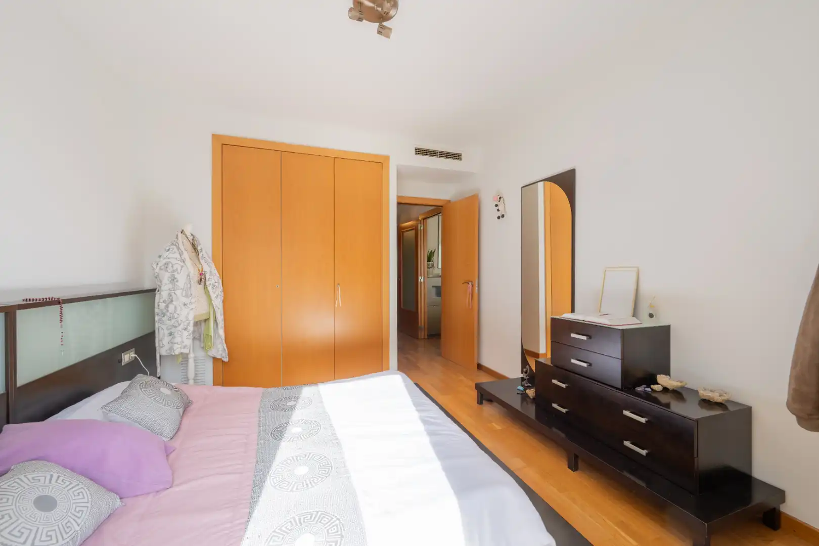 Bedroom of Flat for sale in Barcelona