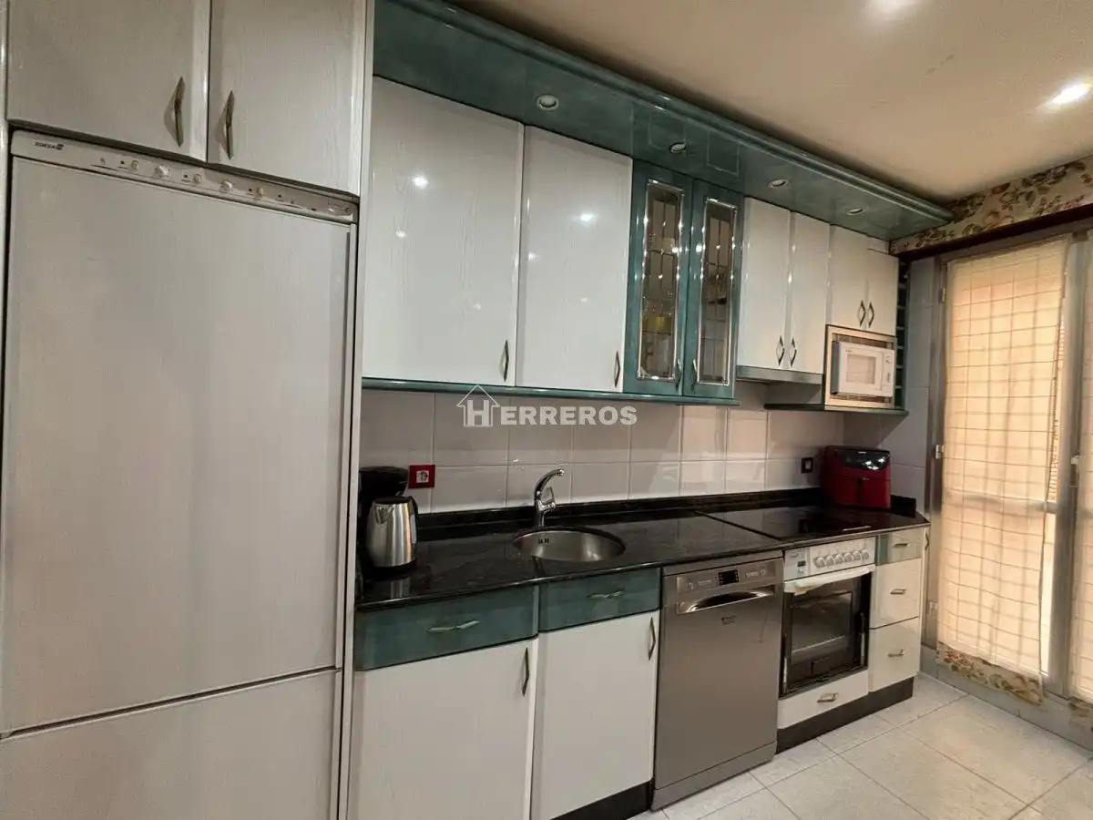 Cuina de Pis en venda en  Logroño amb Calefacció, Parquet i Terrassa