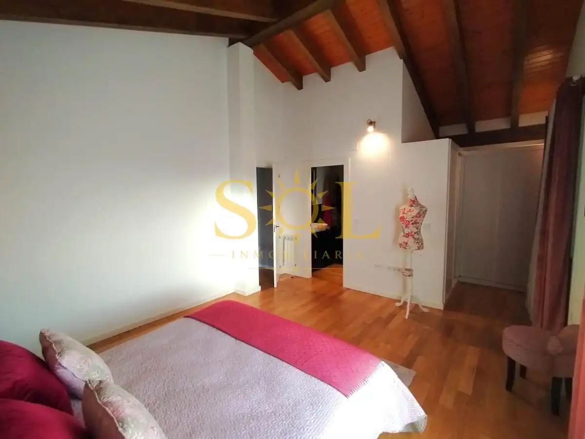 Dormitori de Casa adosada en venda en Valverde de la Virgen amb Calefacció, Jardí privat i Parquet