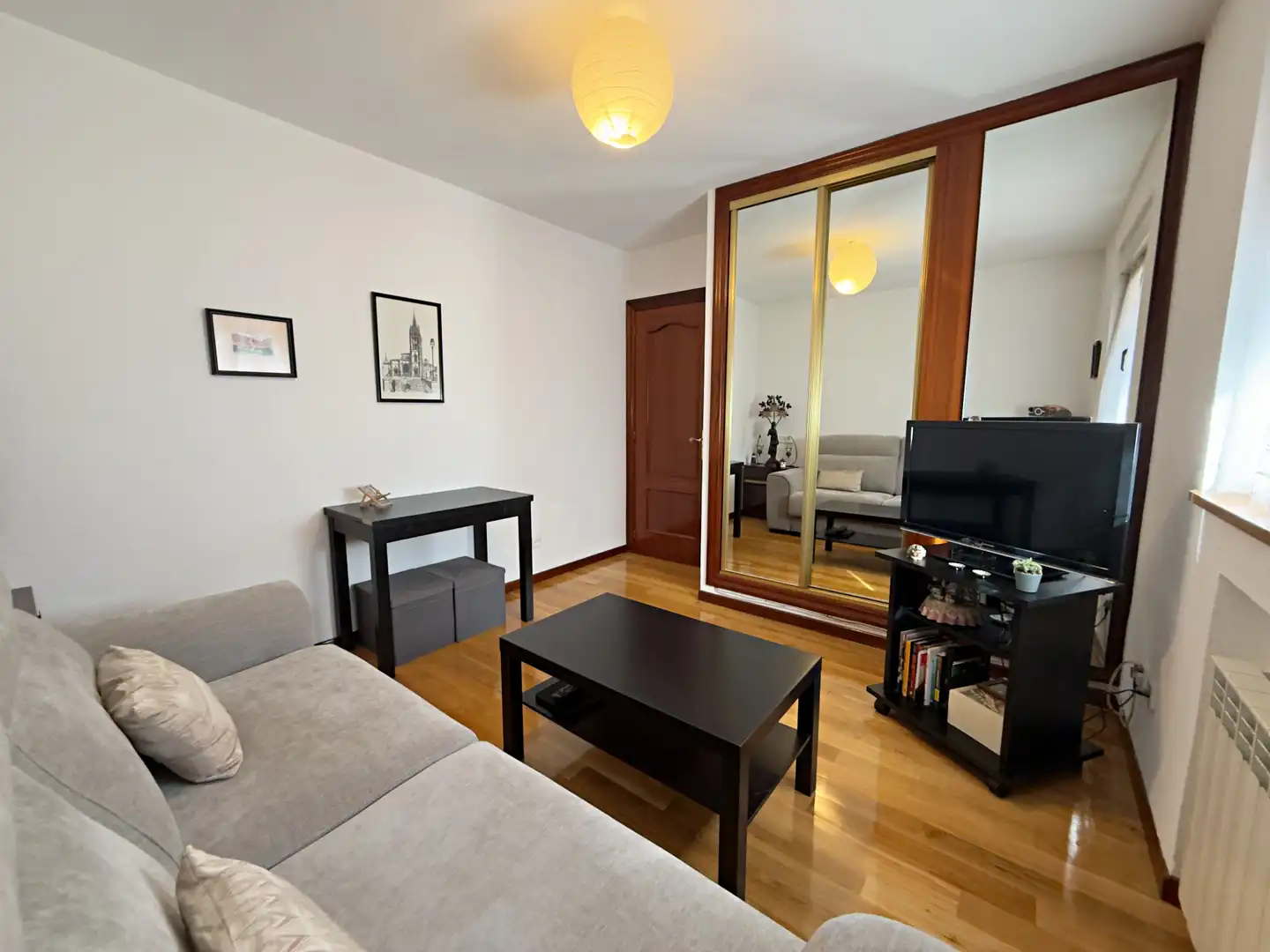 Sala d'estar de Casa o xalet en venda en Oviedo  amb Calefacció, Jardí privat i Parquet